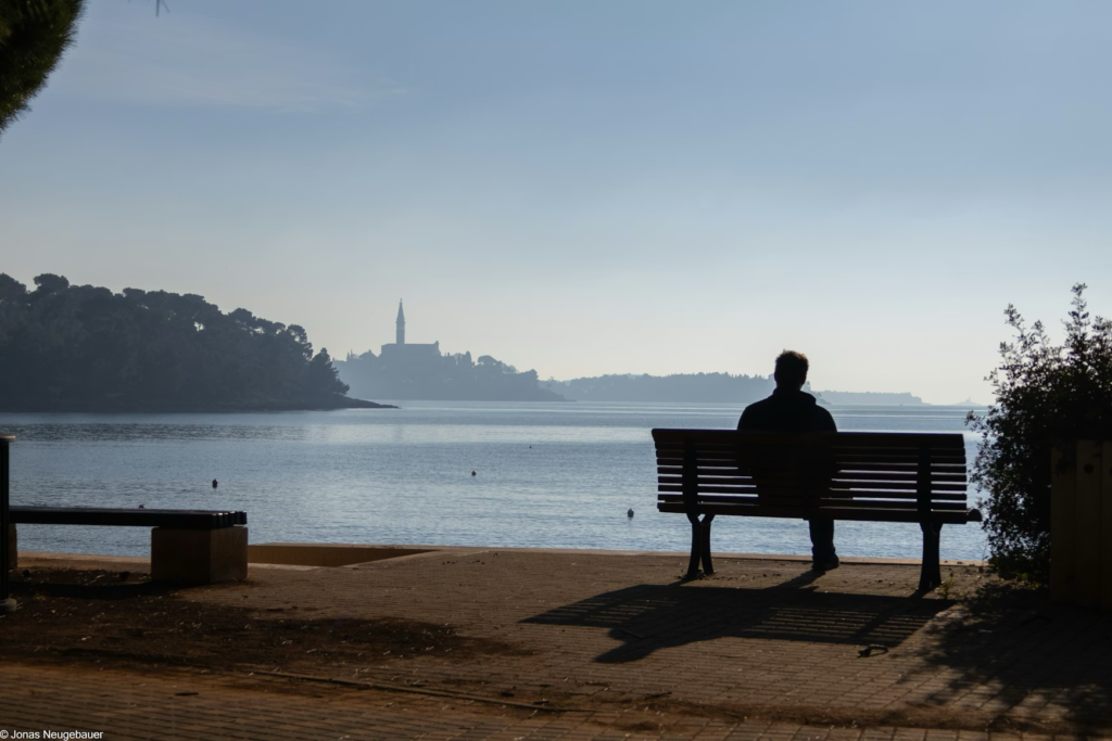 Single Life: What You Think You’ll Experience vs. What You Really Feel