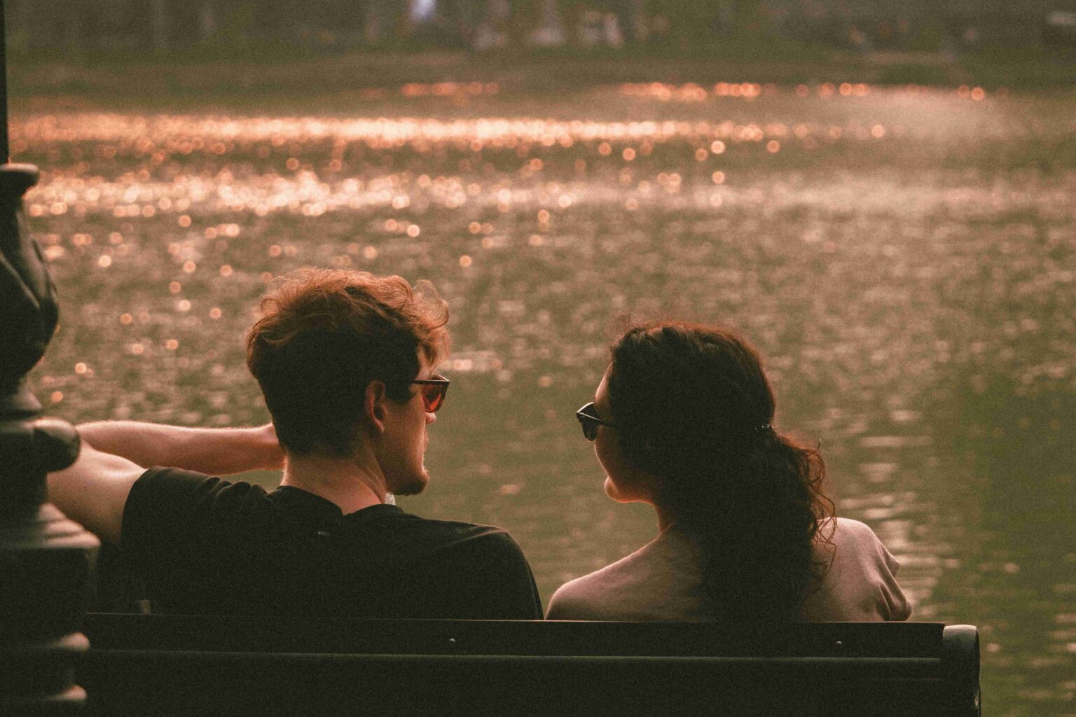 A couple enjoying an effortless and conversational evening together, looking for creative second date ideas.