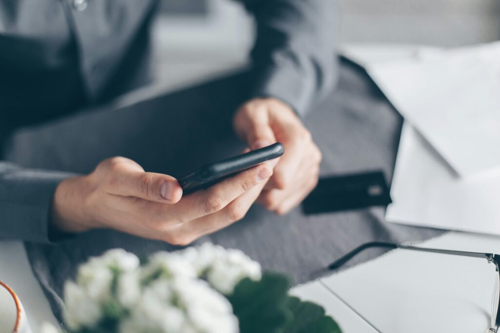 9 Signs Someone Blocked You (And Not Just Left on Read)
